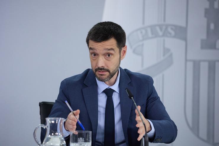 Arquivo - O ministro de Dereitos Sociais, Consumo e Axenda 2030, Pablo Bustinduy, durante unha rolda de prensa posterior á reunión do Consello de Ministros, no Palacio da Moncloa, a 15 de abril de 2025, en Madrid (España). O Consello de Ministro. Jesús Hellín - Europa Press - Arquivo