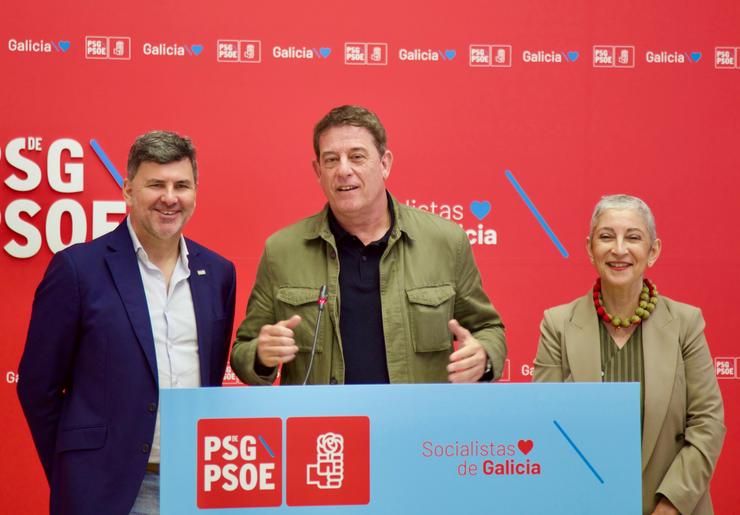 O eurodeputado do PSdeG, Nicolás González Casares; o secretario xeral do PSdeG, José Ramón Gómez Besteiro, e a deputada socialista Silvia Longueira en rolda de prensa 