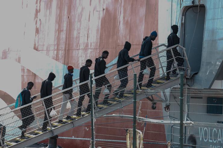 Decenas de inmigrantes collen un ferri para ser recolocados no Porto Estaca, a 29 de outubro de 2023, en El Hierro, Santa Cruz de Tenerife 