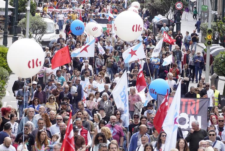 Varias persoas durante a manifestación polo Día do Traballador convocada por CIG 