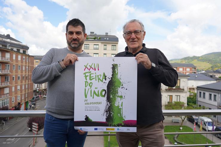Marcos Prada e Alfredo García sosteñen o cartel da XXVI Feira do Viño de Valdeorras. Foto: Prensa CRDO Valdeorras.