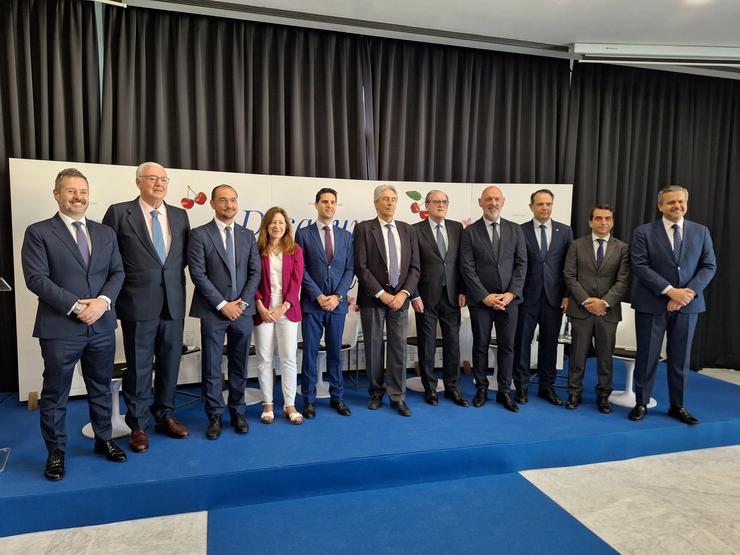 O seis reitores das universidades públicas (Complutense, Autónoma, Carlos III, Politécnica, Rei Juan Carlos e Alcalá), xunto aos conselleiros de Educación, Vivenda e Cultura, ao defensor do Pobo, en Madrid, o 20 de maio de 2025.. PAU ALEMANY 