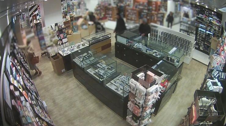 Captura do momento no que a organización delituosa entretén aos empregados dun establecemento para roubar plumas estilográficas de luxo. POLICÍA NACIONAL / Europa Press