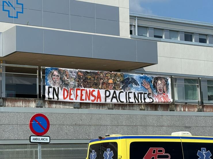 Pancarta colgada no Hospital da Mariña este martes, a 20 de maio de 2025.. PERSOAL DO HOSPITAL DA MARIÑA