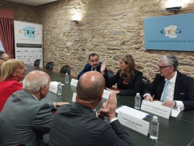 A nova presidenta de Cepyme, Ángela de Miguel, entre César Branco e Juan Vieites (CEG). CEG 
