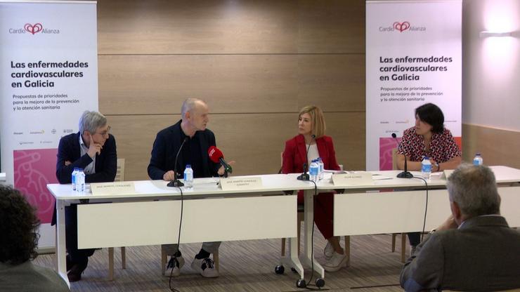 De esquerda a dereita: o médico internista José Manuel Cerqueiro, o cardiólogo José Ramón González Juanatey, a médica de familia Pilar Alonso e a enfermeira María González nunha xornada de Cardioalianza no Hotel Xelmírez, Santiago de Compostela. 