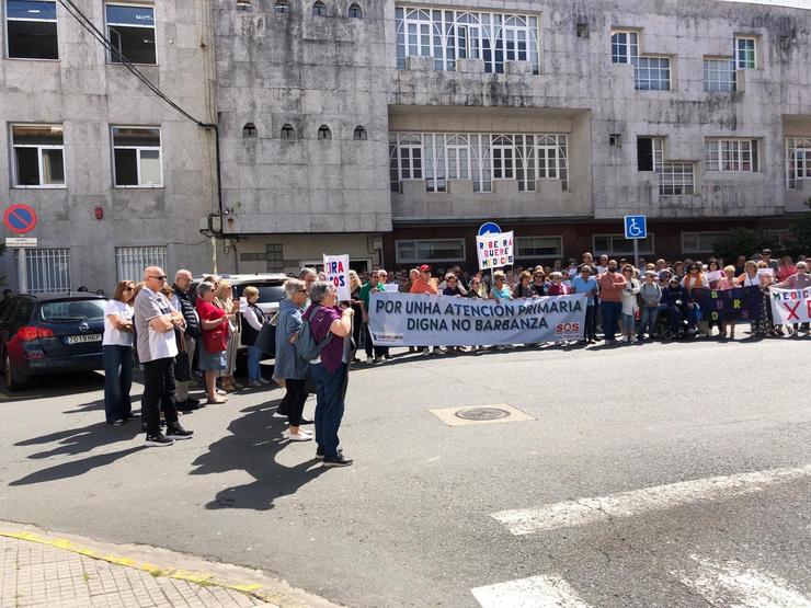 Concentración diante do centro de saúde de Ribeira, a 22 de maio de 2025 