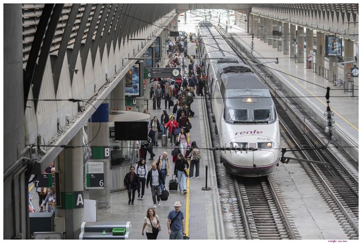 Tren de Renfe na Estación de Santa Xusta 