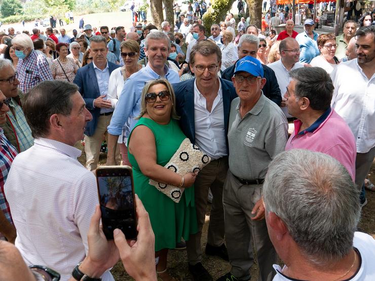 Arquivo - O presidente do Partido Popular, Alberto Núñez Feijóo, pousa para unha fotografía xunto con varios simpatizantes durante a IV Romaría Popula 