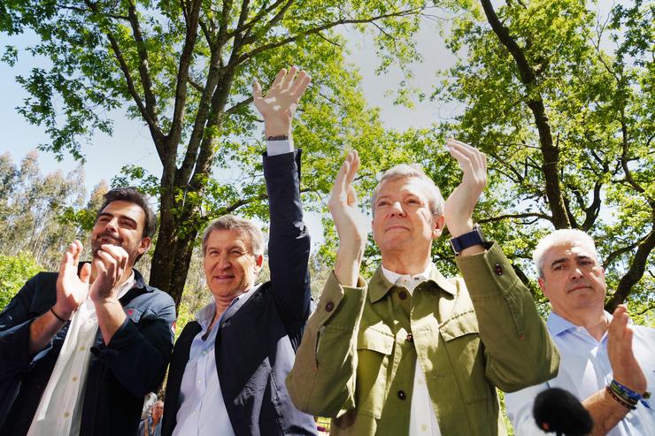 O presidente do Partido Popular, Alberto Núñez Feijóo, xunto co presidente da Xunta de Galicia, Alfonso Rueda, no Pino 
