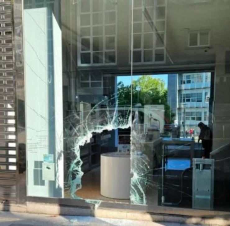 Asaltan a tenda de Apple en Santiago / @salseousc