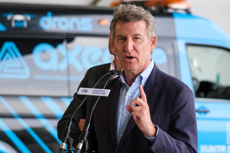 O presidente do Partido Popular, Alberto Núñez Feijóo, intervén ante os medios xunto ao presidente da Xunta de Galicia e do PPdeG, Alfonso Rueda,  