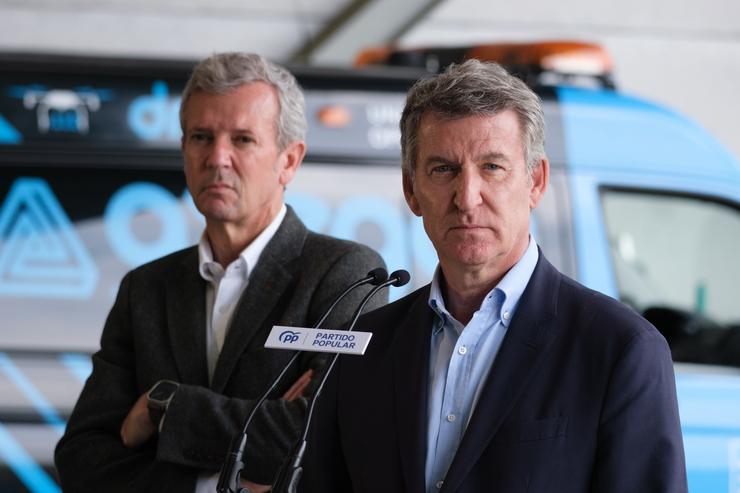 O presidente do Partido Popular, Alberto Núñez Feijóo, intervén ante os medios xunto ao presidente da Xunta de Galicia e do PPdeG, Alfonso Rueda, despois de visitar o Centro Integrado de Atención ás Emerxencias (CIAE), a 2 de maio de 2025 