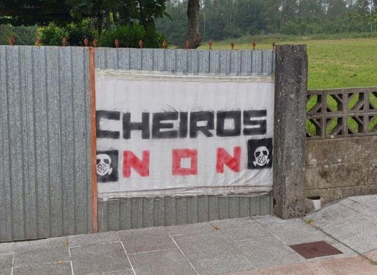 Pancarta contra a mina de Touro 