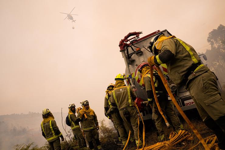 Axentes do equipo de Bombeiros de Galicia traballan durante un incendio, a 5 de setembro de 2024, en Crecente 