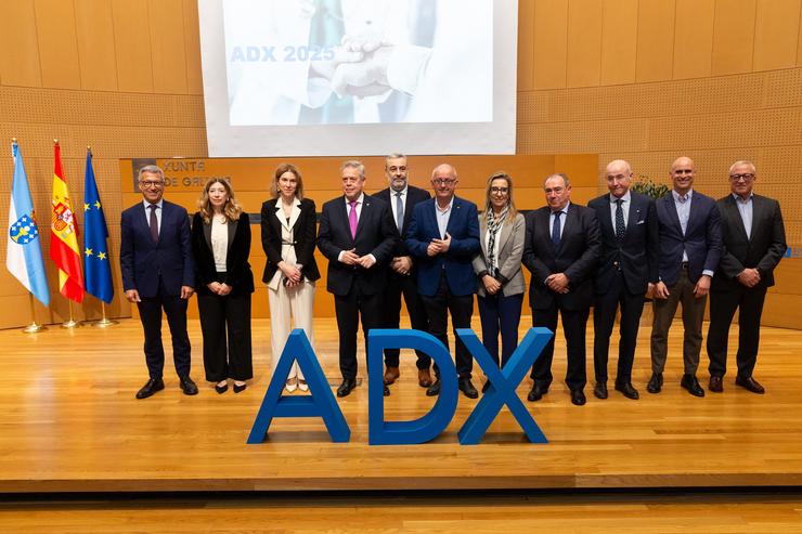 O conselleiro de Sanidade, Antonio Gómez Caamaño, e o xerente do Sergas, José Ramón Parada, cos xerentes das áreas sanitarias na firma dos acordos de xestión 2025 
