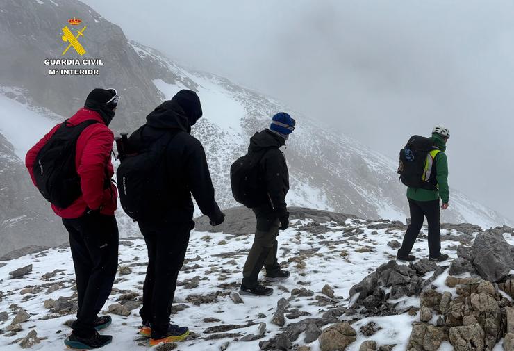 O GREIM rescata a tres novos a máis de 2.300 metros en Picos de Europa. GARDA CIVIL 