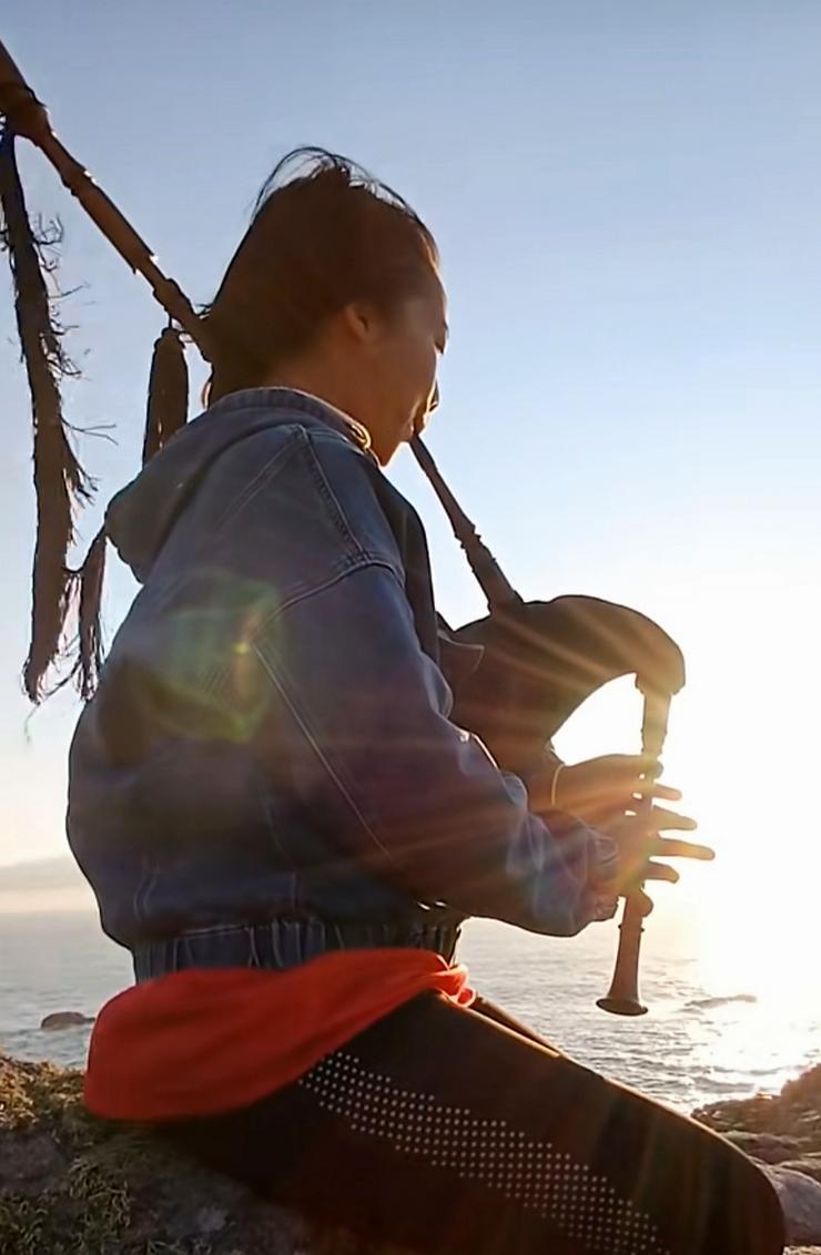 Haruna tocando a gaita galega 