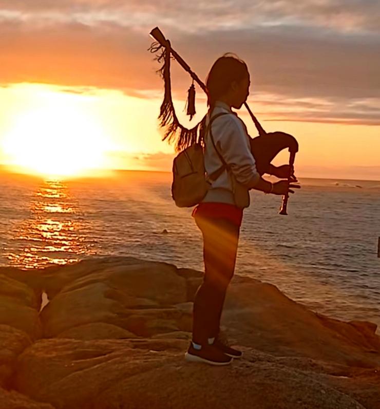 Haruna tocando a gaita galega 