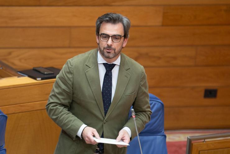 O conselleiro de Presidencia, Xustiza e Deportes, Diego Calvo, no Parlamento. ANA VARELA 