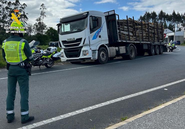 Camión inmobilizado en Santa Comba porque o seu condutor cuadriplicaba a taxa máxima de alcoholemia 
