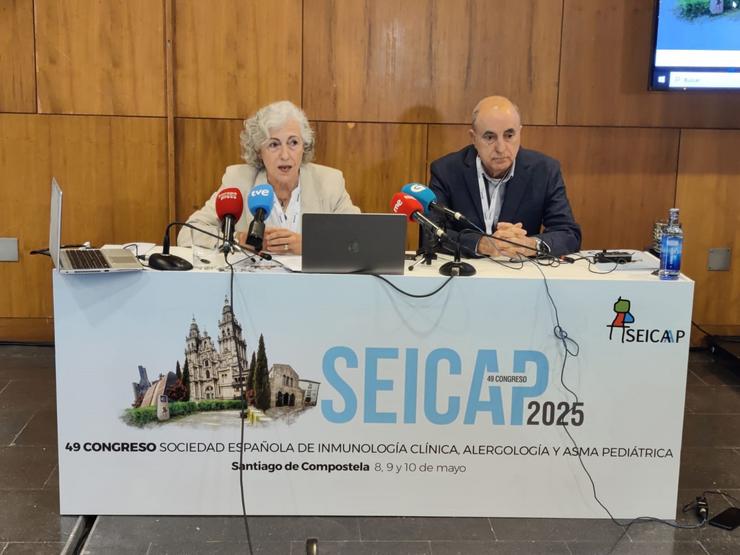 O presidente do comité organizador do congreso de SEICAP, José Ángel Porto, e a presidenta da sociedade, Ana Martínez-Cañavate, en rolda de prensa, a 8 de maio de 2025 