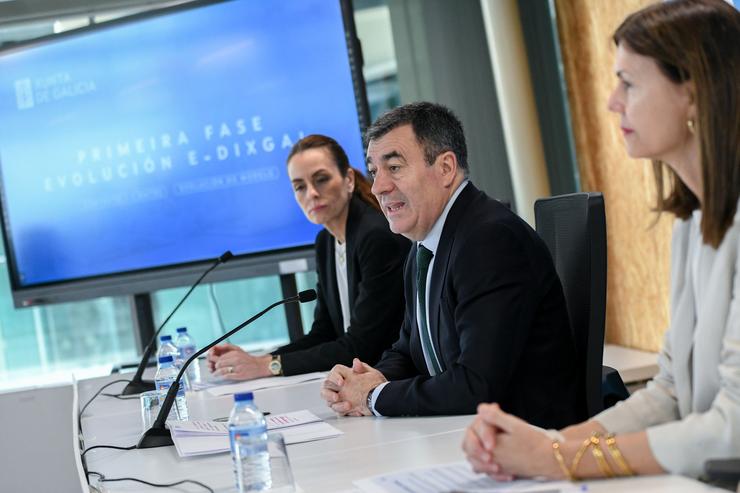 O conselleiro de Educación, Ciencia, FP e Universidades, Román Rodríguez, e a directora xeral de Ordenación e Innovación Educativa, Judith Fernández, en rolda de prensa / XUNTA / Europa Press