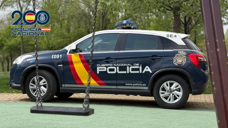 Un coche de Policía Nacional nun parque / POLICÍA NACIONAL - Arquivo