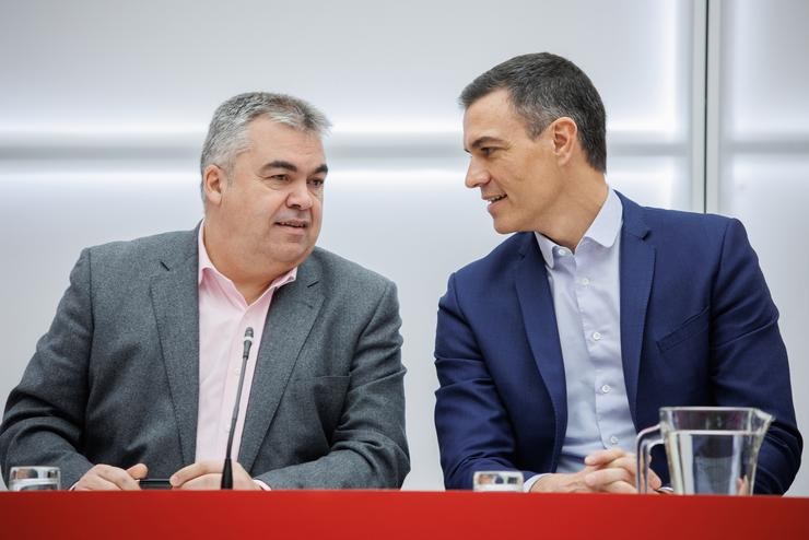 O secretario de Organización do Partido Socialista, Santos Cerdán, e o secretario xeral do PSOE e presidente do Goberno, Pedro Sánchez / Alejandro Martínez Vélez - Arquivo