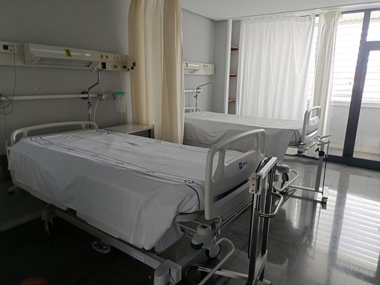 Habitación con camas renovadas na área de hospitalización 