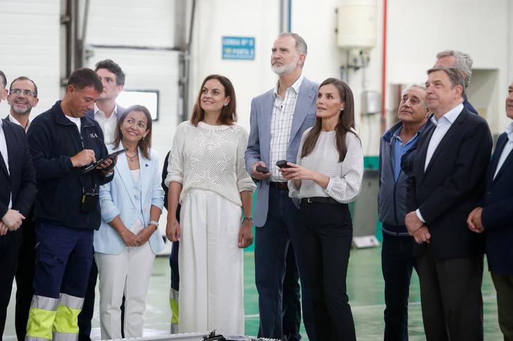 Os Reyes Felipe V e Letizia e o ministro de Agricultura, Pesca e Alimentación, Luís Planas, durante unha visita ao concello de Burela, a 17 de xuño de 2025, en Burela, Lugo, Galicia (España). Burela é un pobo mariñeiro cunha forte tradición pesque. Carlos Castro - Europa Press / Europa Press