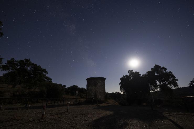 Arquivo - Detalle das perséidas sobre o Cerro do Hierro, situado na localidade sevillana de San Nicolás del Puerto, a 14 de agosto de 2024 en Sevilla (Andalucía, España). As perseidas son tamén coñecidas nos países de tradición católica con e. Joaquin Corchero - Europa Press - Arquivo 