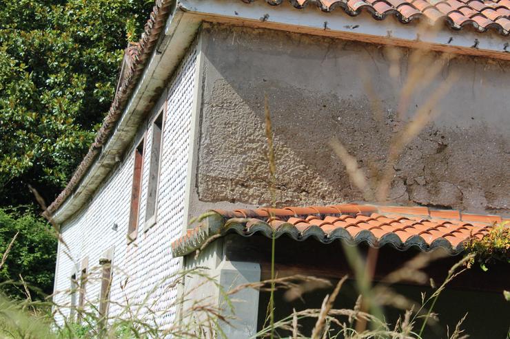 Unha das paredes da Casa das Cunchas na que todavía se observa o revestimento de cunchas de vieira 