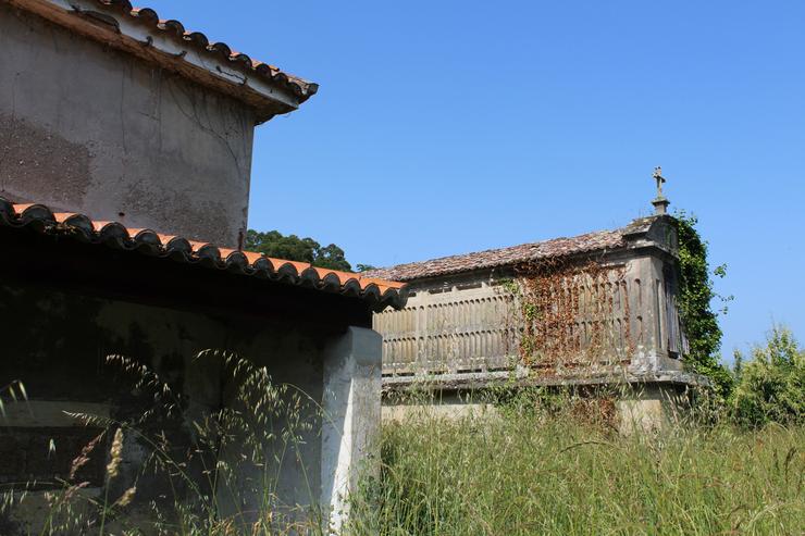 A Casa das Cunchas e o horreo das Rías Baixas que substituíu ao horreo característico da zona 