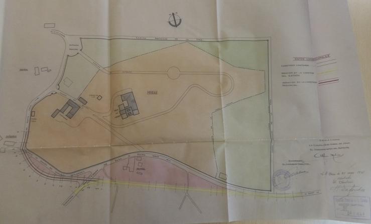 Mapa do plano de adquisición das terras do Pazo, asinado por Alfonso Molina. En vermello, a parcela na que se ubica a Casa das Cunchas, que non puido ser adherida nese momento 