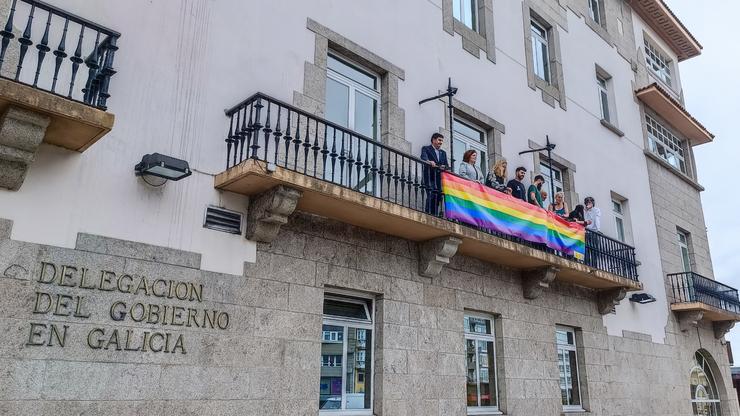 Despregue da bandeira LGTBI+na fachada da Delegación do Goberno en Galicia con motivo da conmemoración do Día Internacional do Orgullo. DELEGACIÓN DO GOBERNO / Europa Press