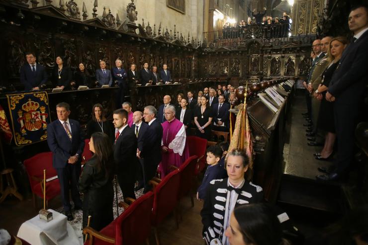 O alcalde de Ourense, Gonzalo Pérez Jácome, e a ex alcaldesa de Lugo, Lara Méndez, xunto a outros alcaldes durante a ofrenda do Antigo Reino de Galicia ao Santísimo Sacramento 