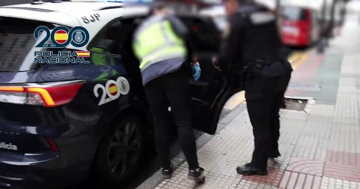 Axentes da Policía Nacional instroducen nun coche policial a un detido acusado de explotación sexual tras a desarticulación dunha rede adicada á prostitución/ POLICÍA NACIONAL