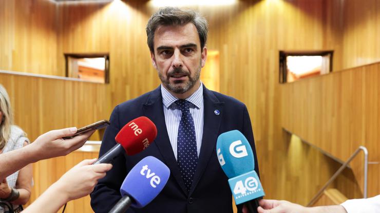 O conselleiro de Presidencia, Xustiza e Deportes, Diego Calvo, en declaracións aos medios, a 25 de xuño de 2025. DAVID CABEZÓN, XUNTA / Europa Press
