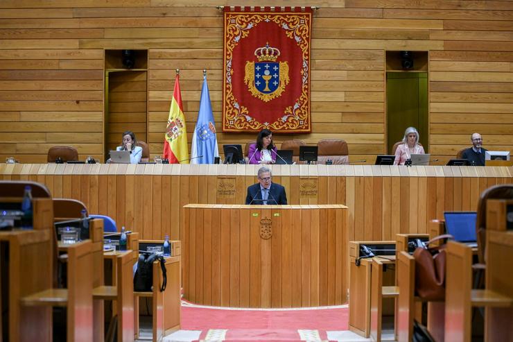 O conselleiro de Sanidade, Antonio Gómez Caamaño, responde a unha interpelación no pleno 