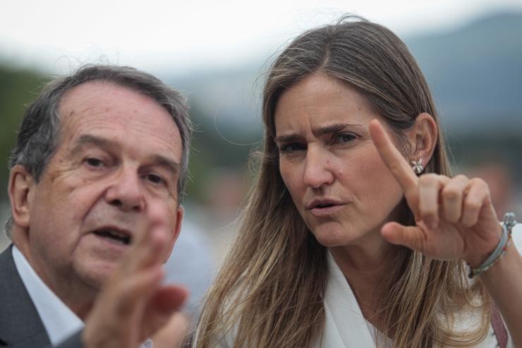 A vicepresidenta terceira do Goberno e ministra para a Transición Ecolóxica e o Reto Demográfico, Sara Aagesen, e o alcalde de Vigo, Abel Caballero, durante unha visita ao sistema dunar da praia de Samil 