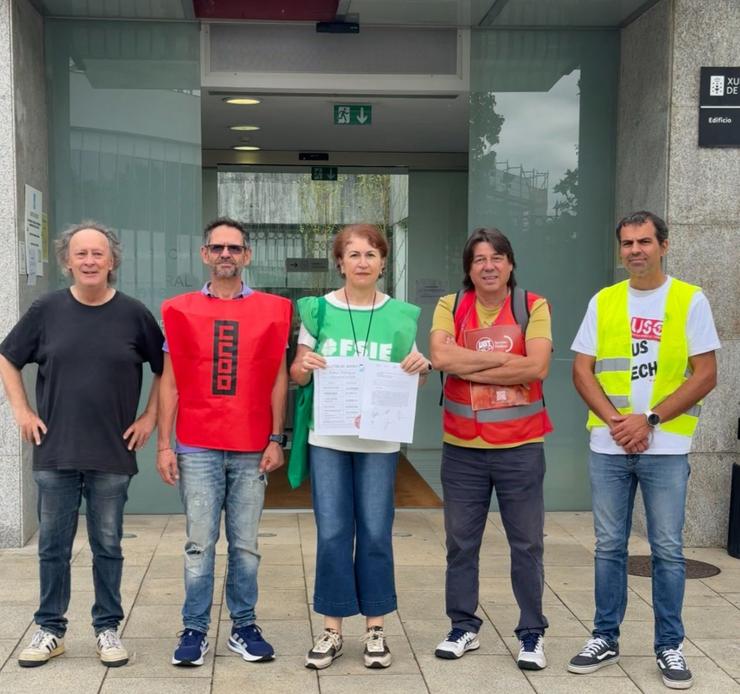 Representantes sindicais ante a sede da Xunta para entregar na Consellería un 'boletín de notas' con 'suspenso' en materias como 'negociación'.. FSIE 