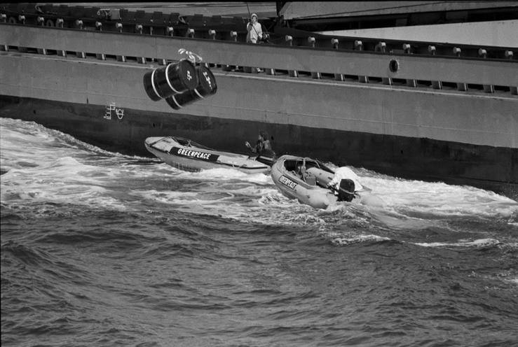 Acción de Greenpeace contra residuos nucleares en 1982, arquivo. GREENPEACE 