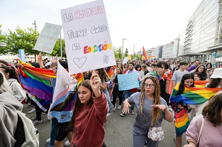 Un grupo de persoas sostén unha pancarta durante unha manifestación do Orgullo LGTBI 2022, a 28 de xuño de 2022, na Coruña / M. Dylan - Europa Press - Arquivo / Europa Press