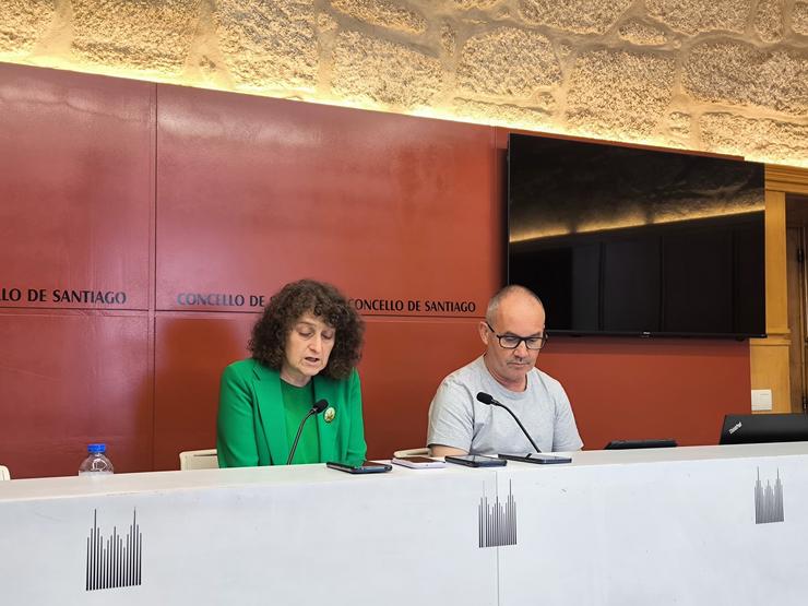 A alcaldesa de Santiago, Goretti Sanmartín, e o concelleiro de Mobilidade, Xan Duro, en rolda de prensa. / Europa Press