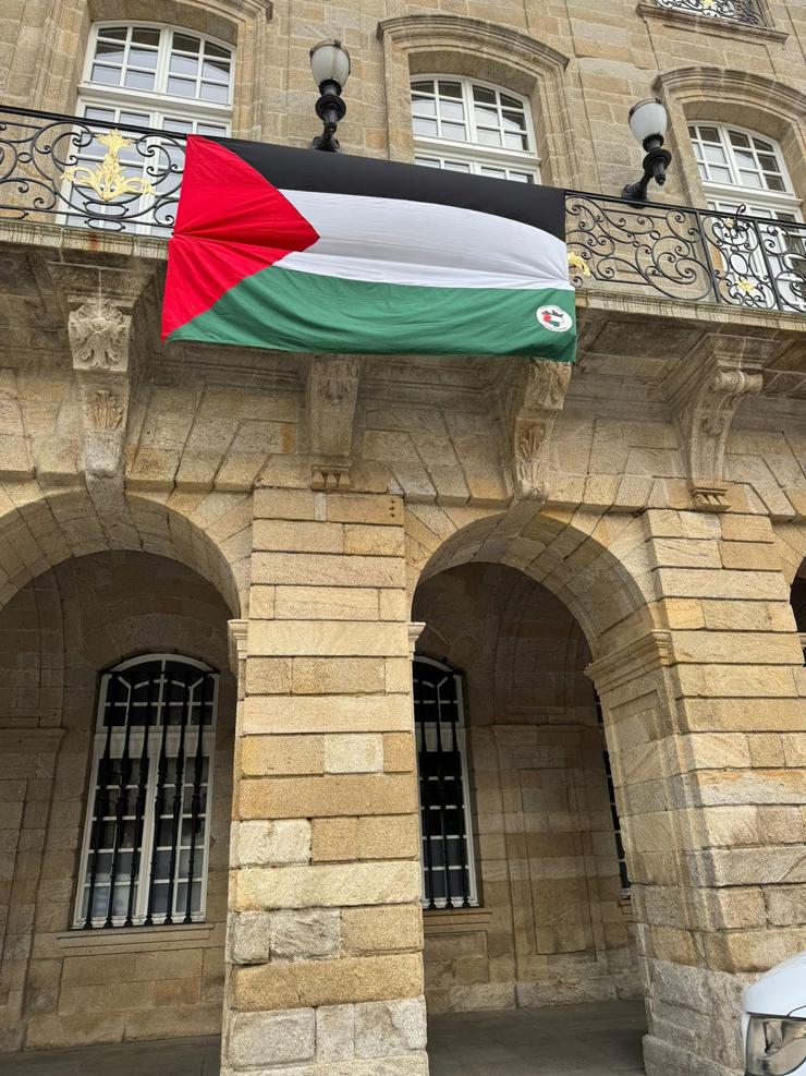 Bandeira palestina colocada na fachada do Pazo de Raxoi.. CONCELLO DE SANTIAGO