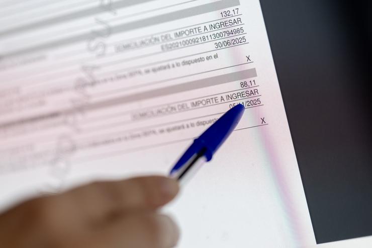 Arquivo - Unha persoa cumprimenta a declaración da Renda 