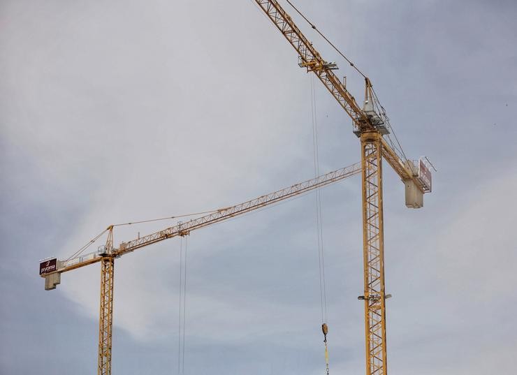 Un guindastre de construción, o día en que anunciaron que a compravenda de vivendas rexistrou no mes de marzo o seu mellor dato en 15 anos, a 20 de maio de 2022, en Madrid 