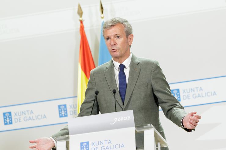 O titular do Executivo galego, Alfonso Rueda, acompañado polo conselleiro de Emprego, José González, na rolda de prensa posterior á reunión do Consello. DAVID CABEZÓN @ XUNTA 