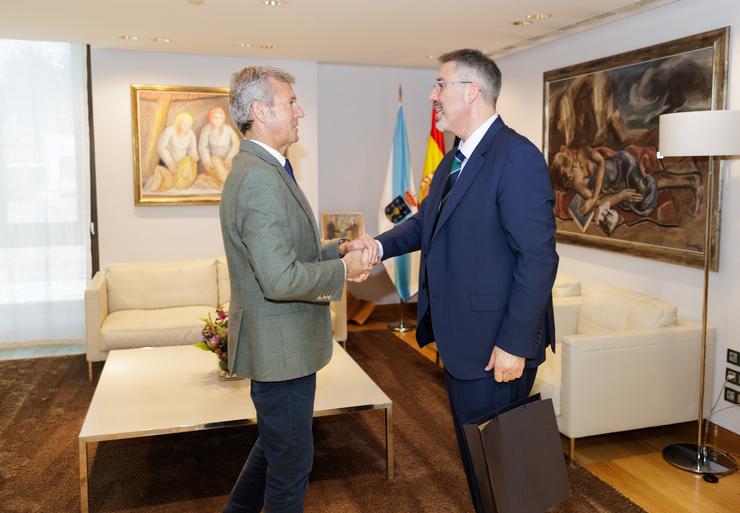 O Presidente do Consello Consultivo, O Maxistrado Andrés Lago Louro, fai entrega da memoria do Consultivo sobre 2024 ao Presidente da Xunta de Galicia, Alfonso Rueda. DAVID CABEZÓN 